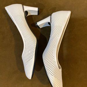 White Vaneli pumps NWOT size 8 1/2 M